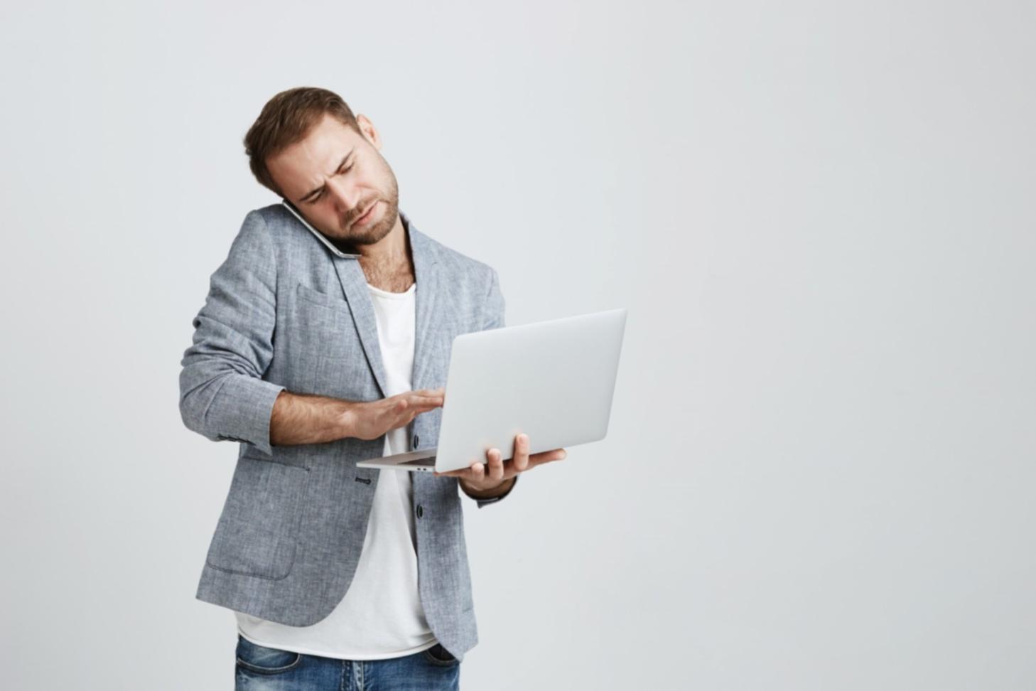 Professionisti che collaborano su progetti di costruzione con intelligenza artificiale